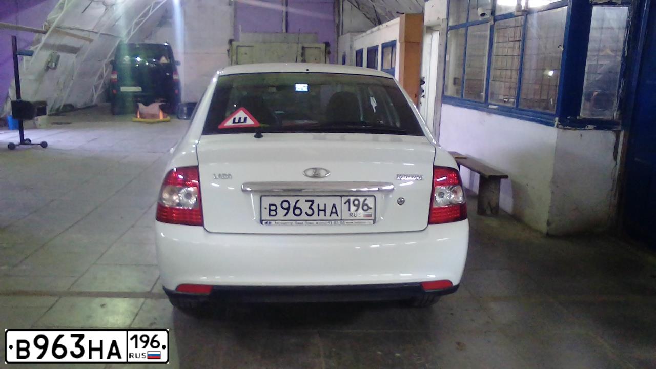 Фото автомобиля LADA 2172 PRIORA, 2014 — госномер В963НА196. Цвет: БЕЛЫЙ