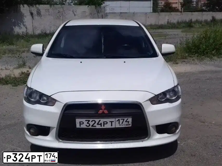 Фото автомобиля MITSUBISHI LANCER, 2010 — госномер Р324РТ174. Цвет: Белый
