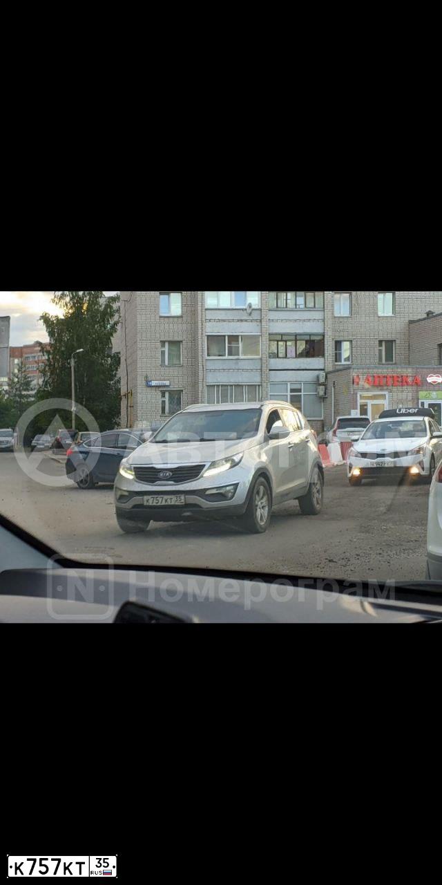 Фото автомобиля KIA SPORTAGE, 2013 — госномер К757КТ35. Цвет: ПЕРЛАМ.-СЕРЕБРИСТЫЙ