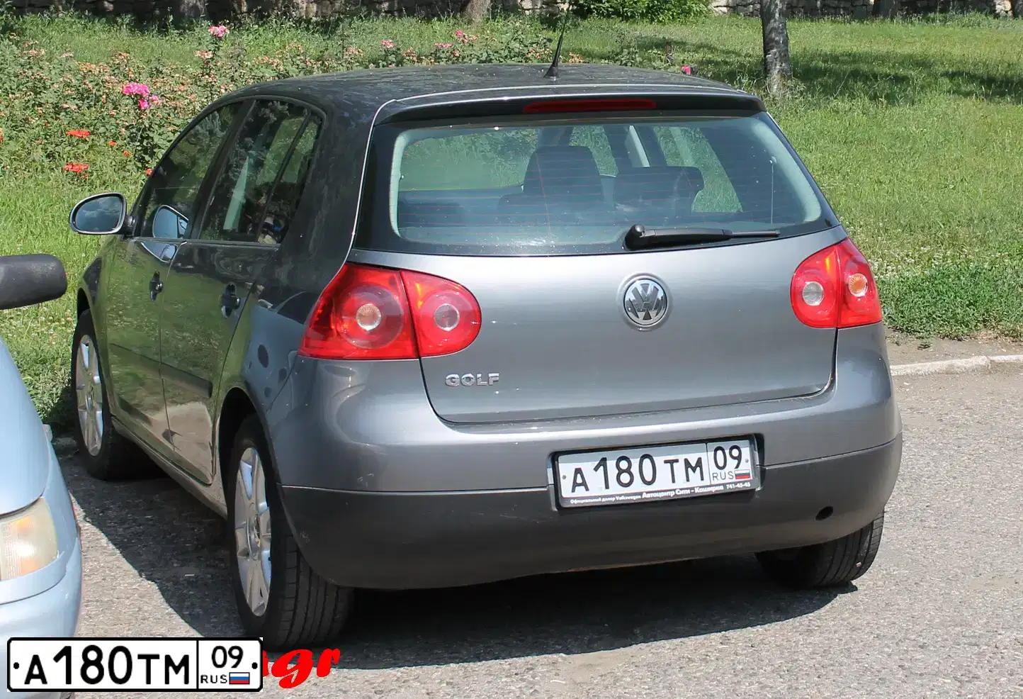 Фото автомобиля VOLKSWAGEN GOLF, 2007 — госномер А180ТМ09. Цвет: ТЕМНО-СЕРЫЙ