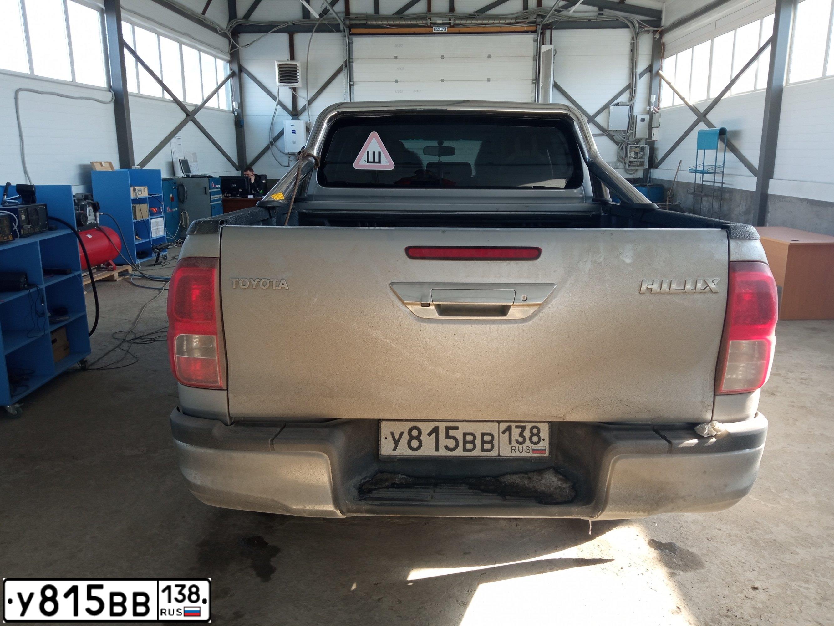 Фото автомобиля TOYOTA HILUX, 2016 — госномер У815ВВ138. Цвет: Серебристый