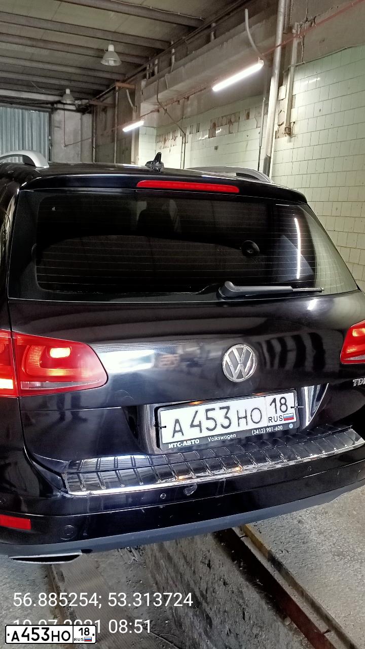 Фото автомобиля VOLKSWAGEN TOUAREG, 2010 — госномер А453НО18. Цвет: ЧЕРНЫЙ