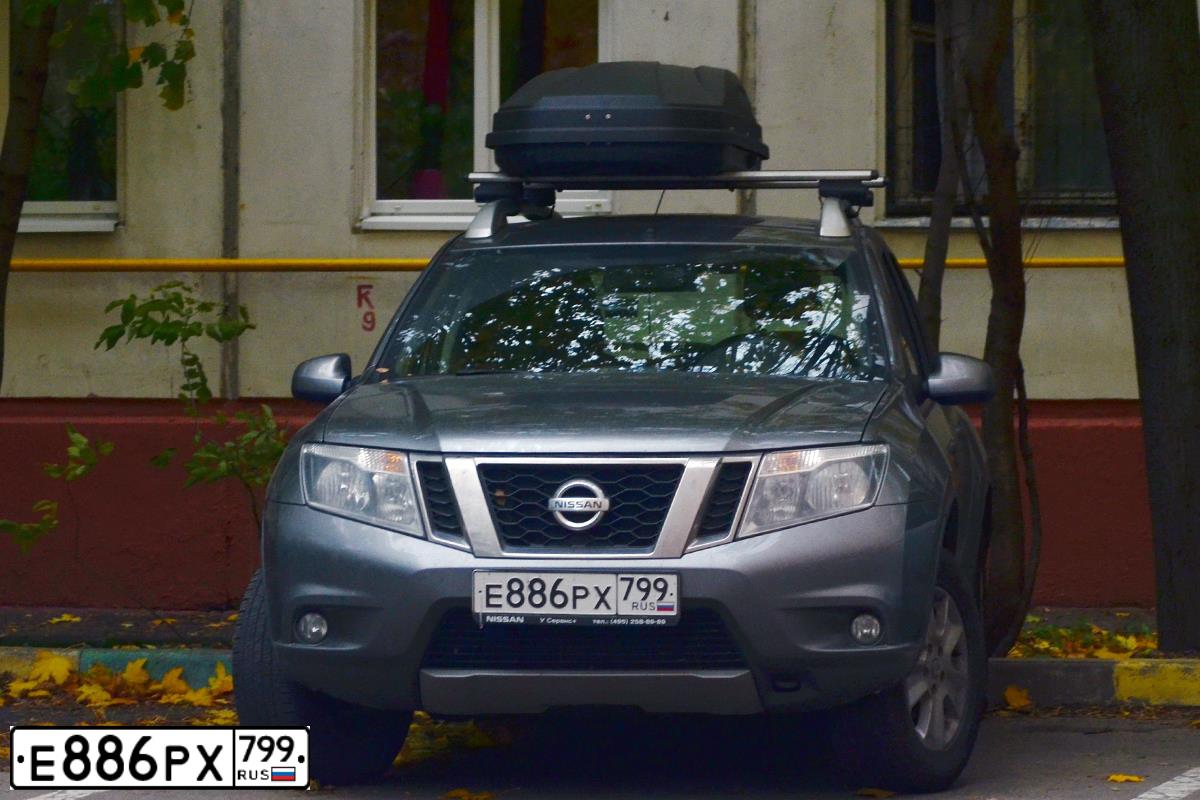 Фото автомобиля NISSAN TERRANO, 2020 — госномер Е886РХ799. Цвет: СЕРЫЙ