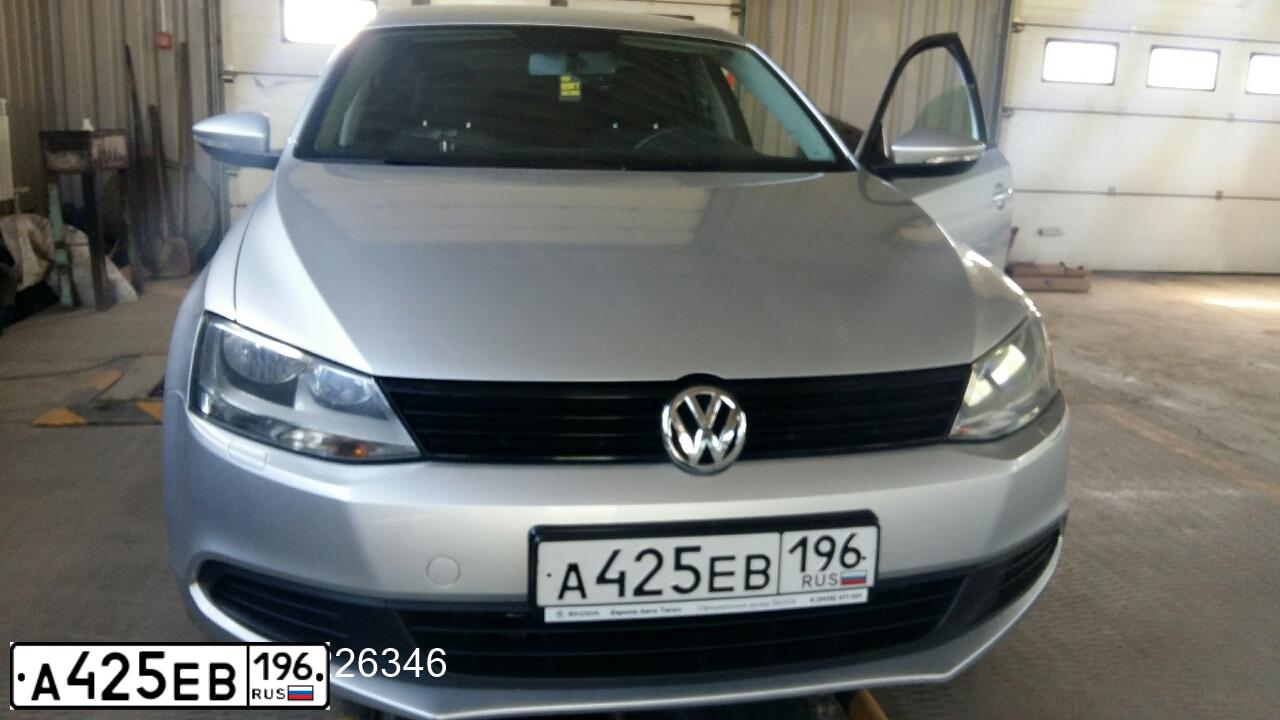 Фото автомобиля VOLKSWAGEN JETTA, 2013 — госномер А425ЕВ196. Цвет: Серебристый