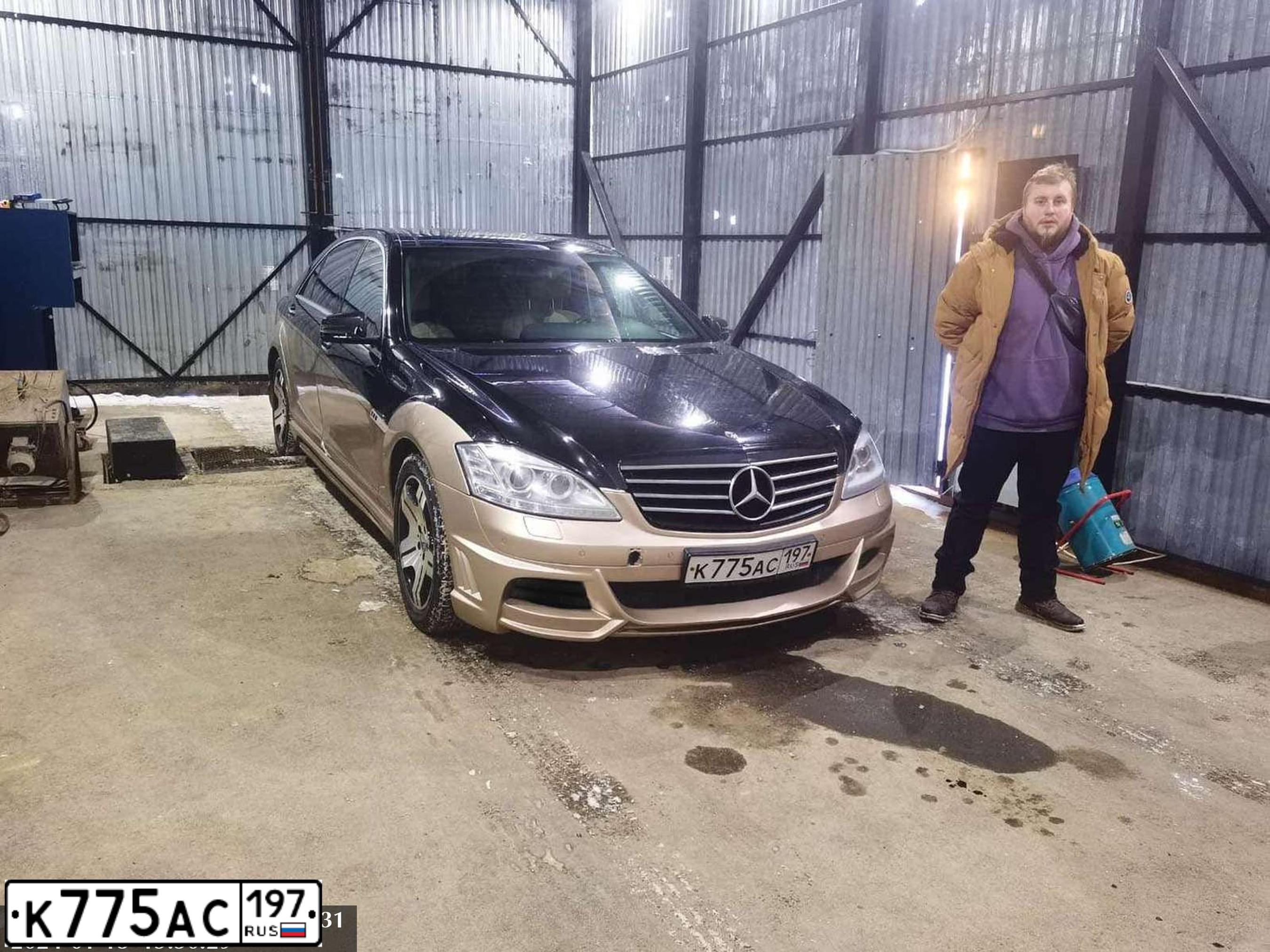 Фото автомобиля MERCEDES S-KLASSE, 2006 — госномер К775АС197. Цвет: ЧЕРНЫЙ ЗОЛОТОЙ