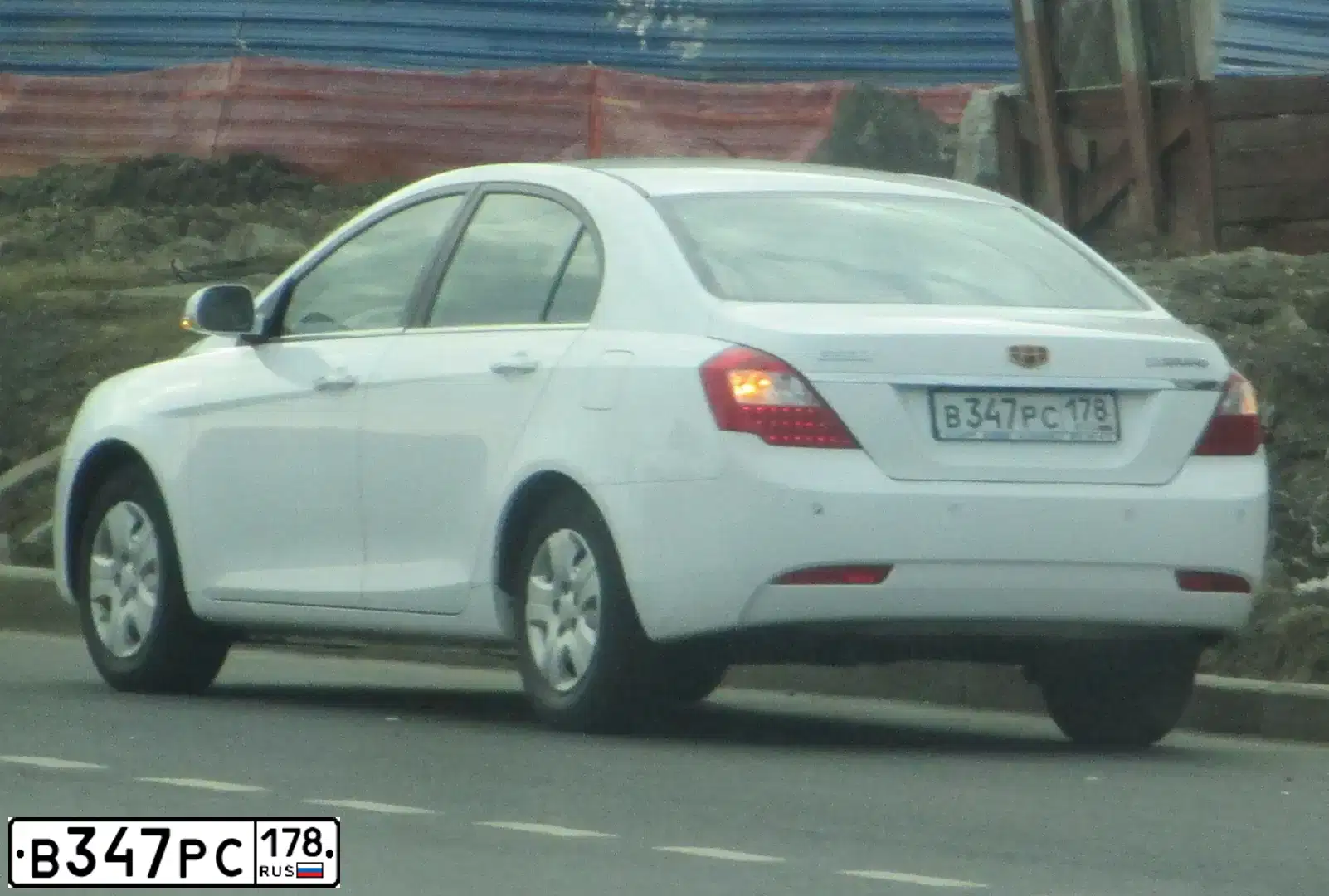 Фото автомобиля GEELY EMGRAND, 2013 — госномер В347РС178. Цвет: Белый