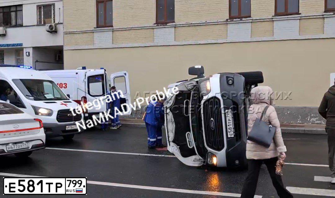 Фото автомобиля FORD TRANSIT, 2020 — госномер Е581ТР799. Цвет: ЦВ СХ А1 ПО ГОСТ Р 50574-2019