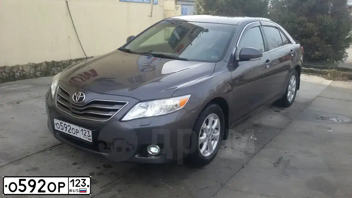 Фото автомобиля TOYOTA CAMRY, 2011 — госномер О592ОР123. Цвет: Серый