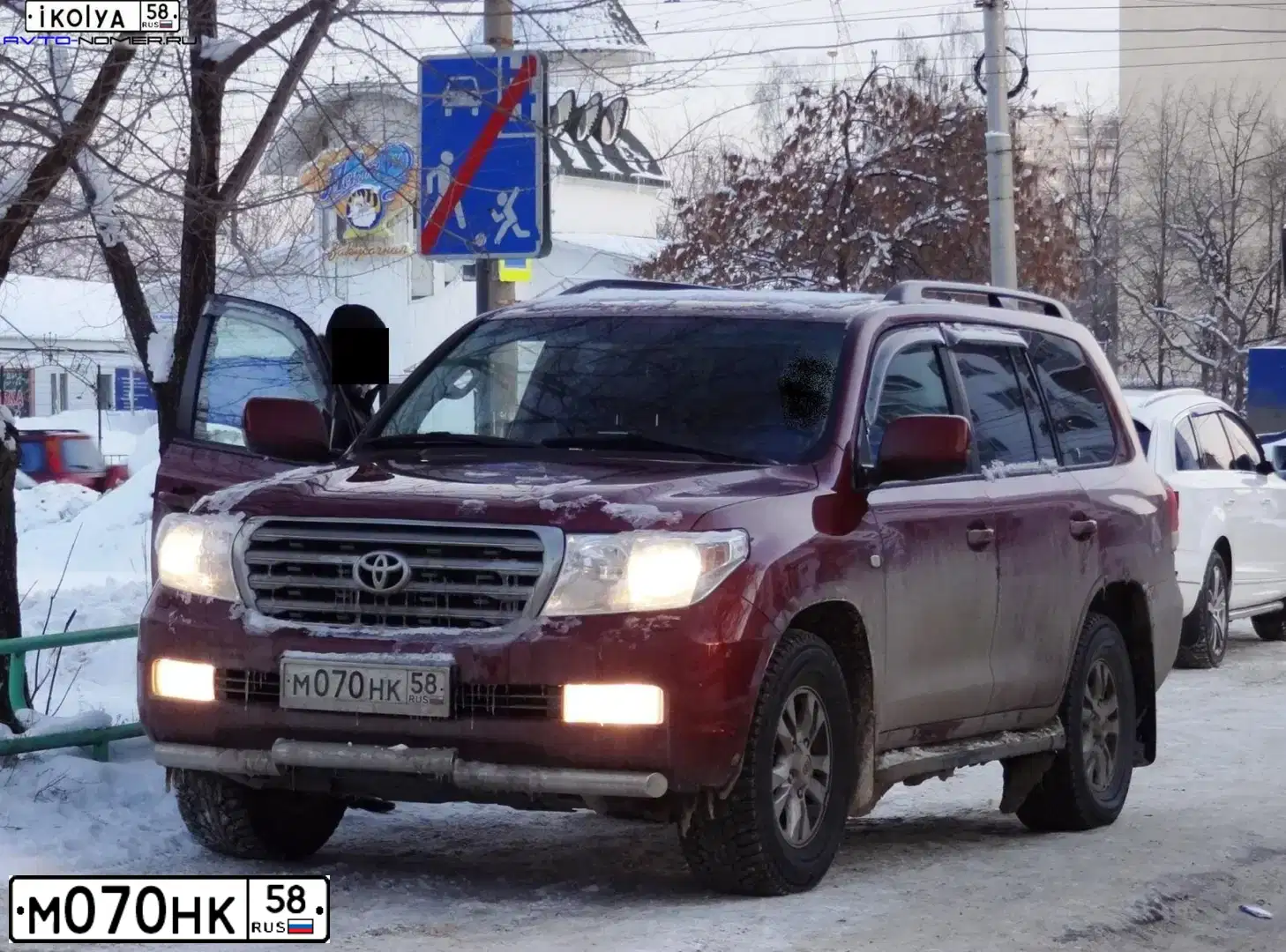 Фото автомобиля TOYOTA LANDCRUISER 200, 2015 — госномер М070НК58. Цвет: БЕЛЫЙ