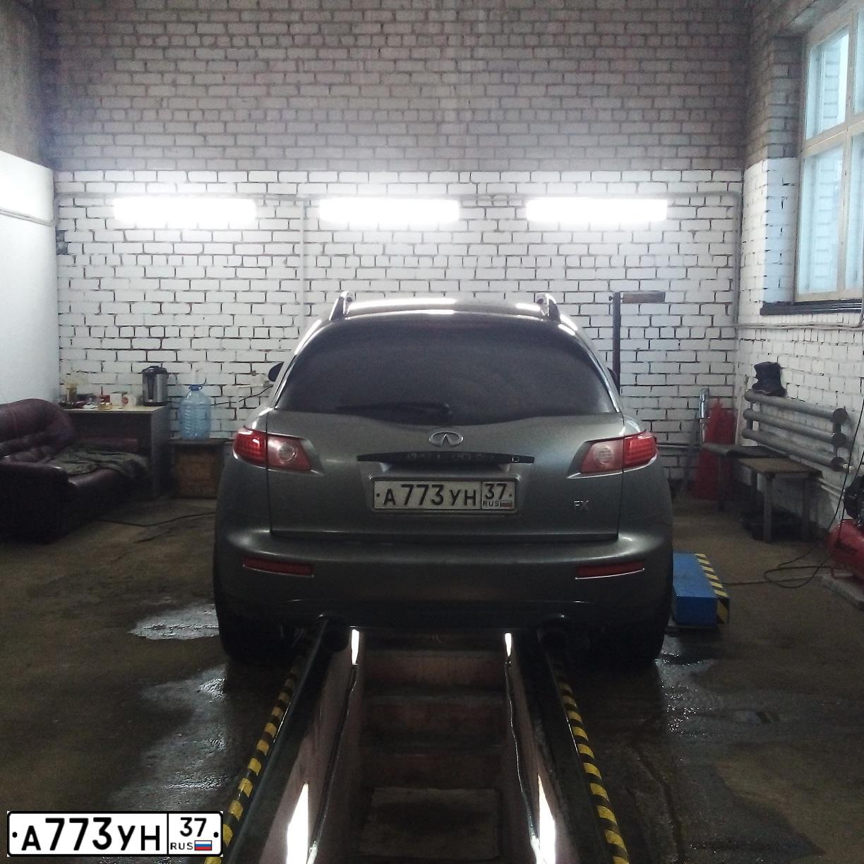 Фото автомобиля INFINITI QX70 /FX/, 2003 — госномер В777НО96. Цвет: СЕРЫЙ