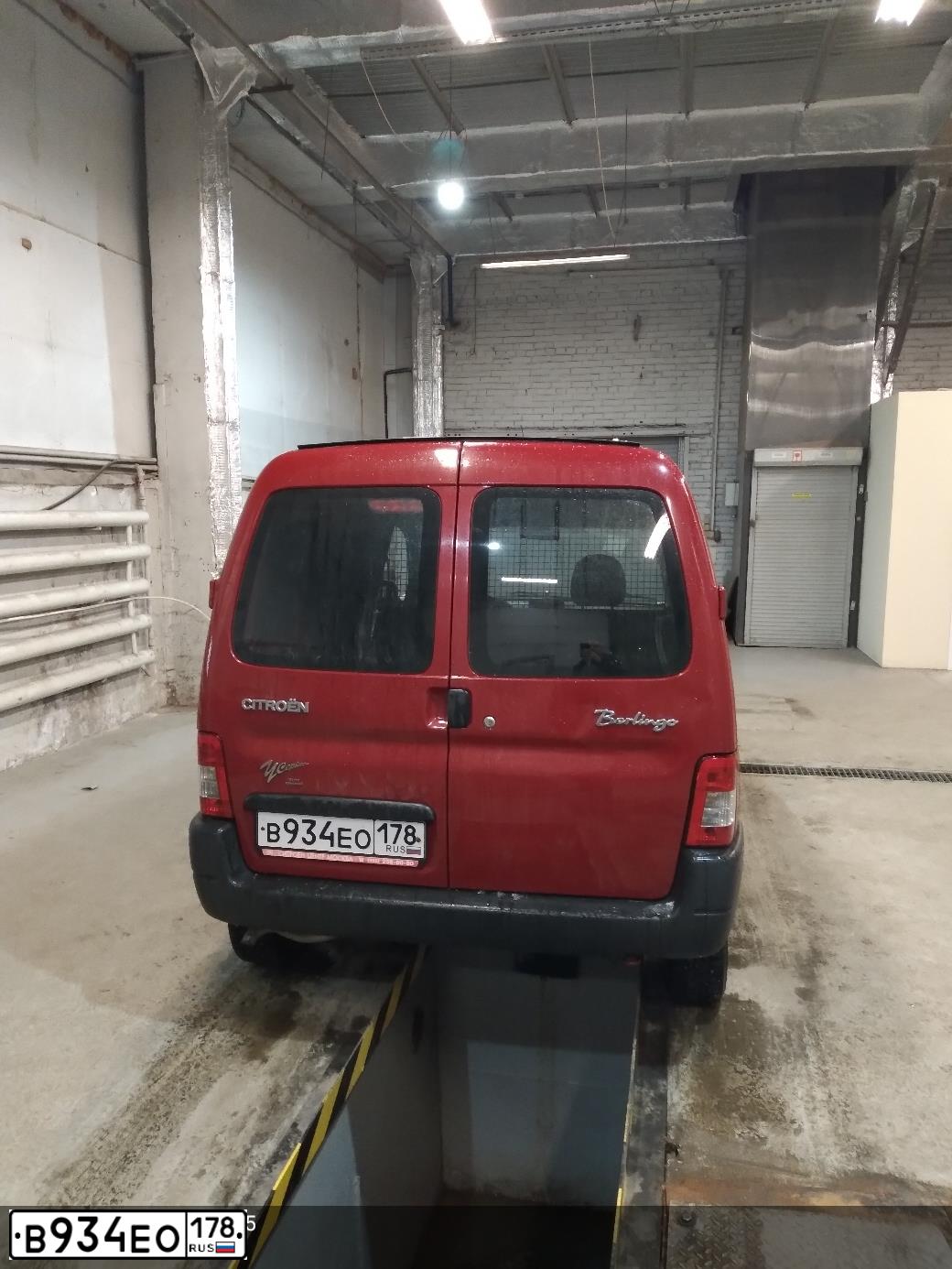 Фото автомобиля CITROEN BERLINGO, 2011 — госномер В934ЕО178. Цвет: КРАСНЫЙ