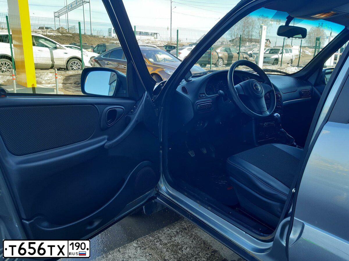Фото автомобиля CHEVROLET NIVA, 2012 — госномер Е294АЕ156. Цвет: ТЕМНО СЕРЫЙ МЕТАЛЛИК