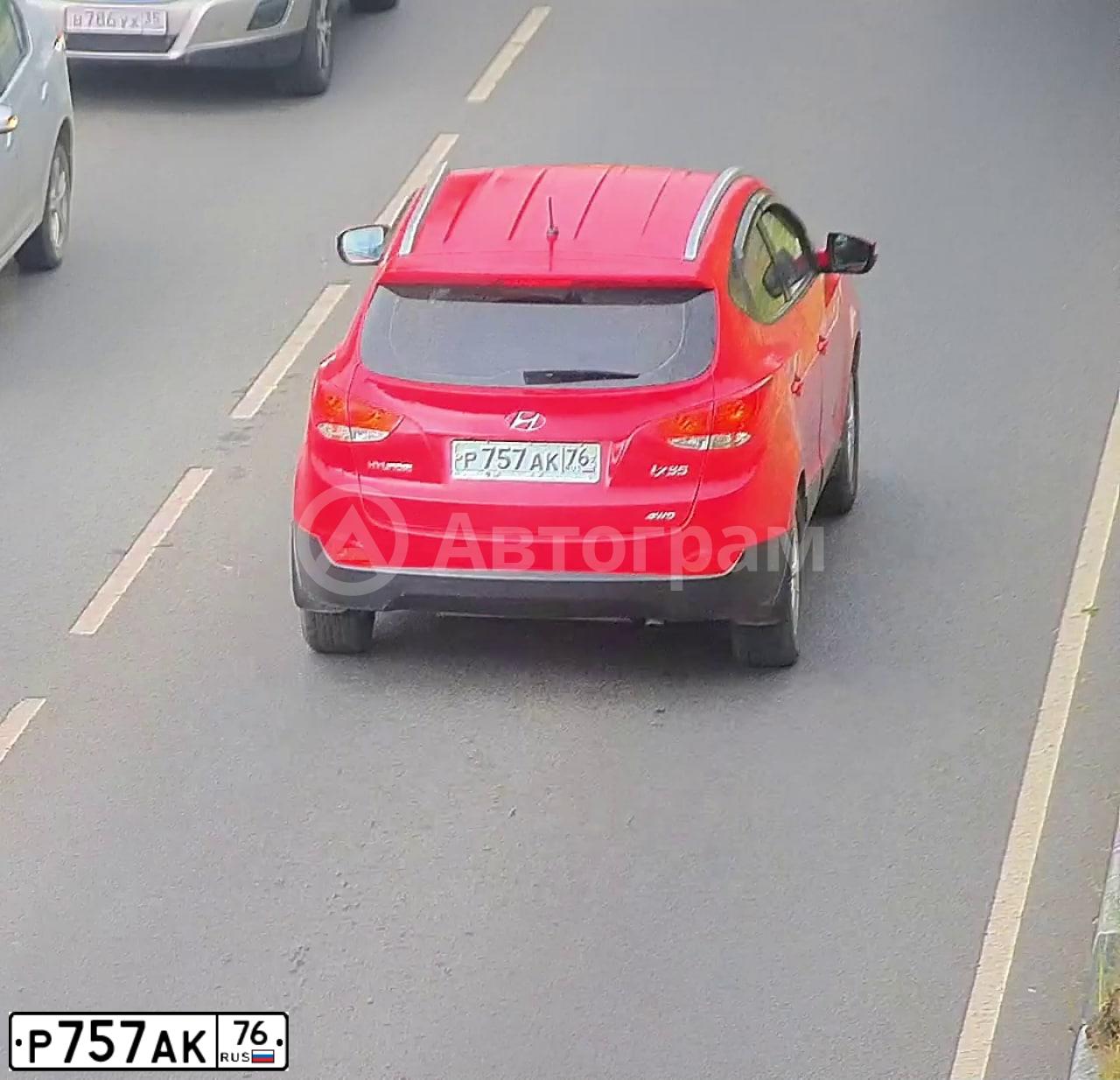 Фото автомобиля FORD FIESTA / ASPIRE, 2007 — госномер О840КН76. Цвет: Красный