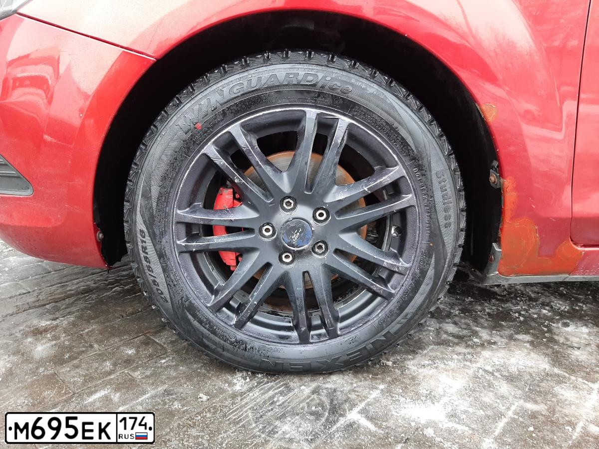 Фото автомобиля FORD FOCUS, 2008 — госномер В686РУ174. Цвет: КРАСНО-ОРАНЖЕВЫЙ