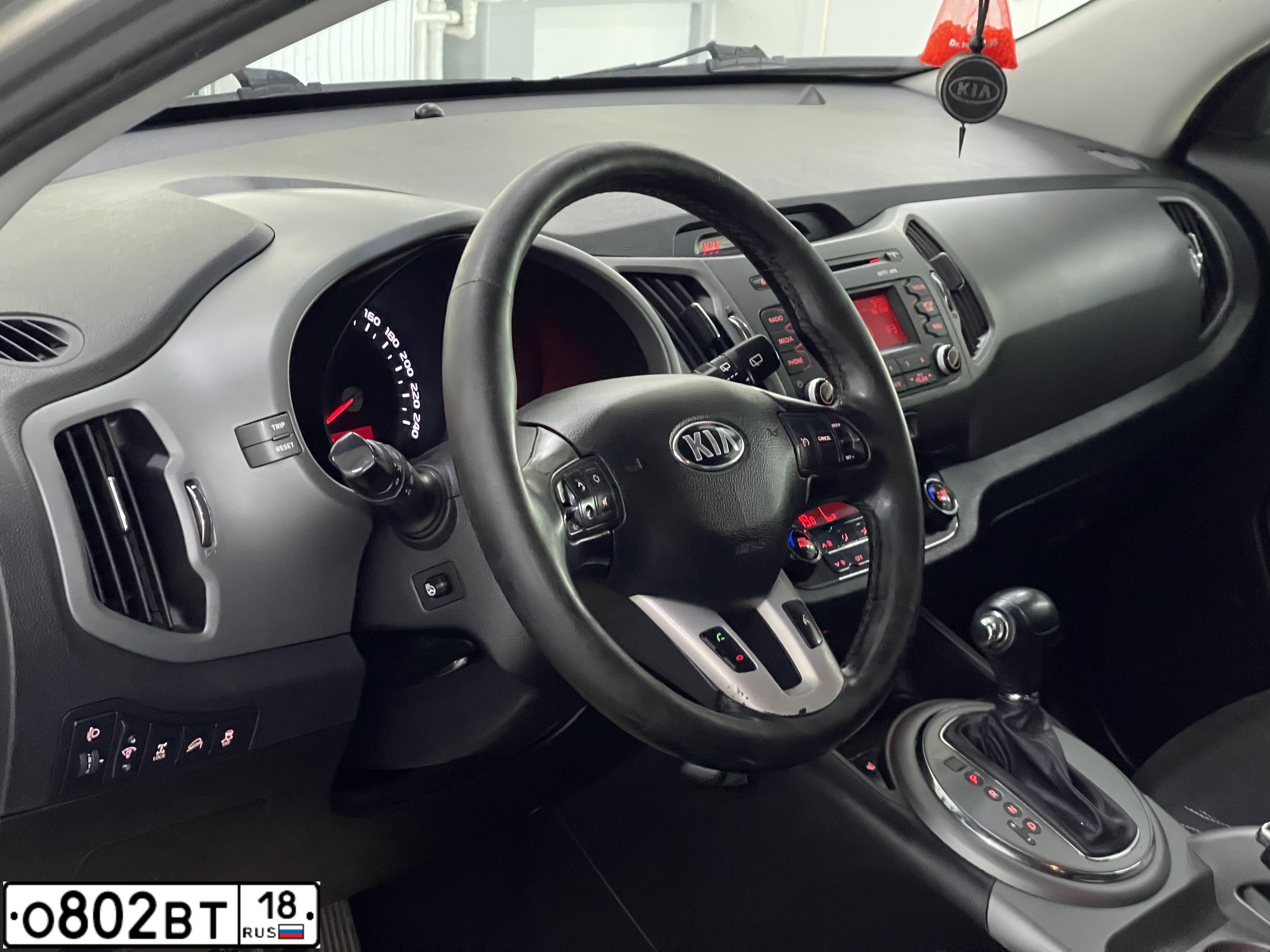 Фото автомобиля KIA SPORTAGE, 2015 — госномер О802ВТ18. Цвет: Серебристый