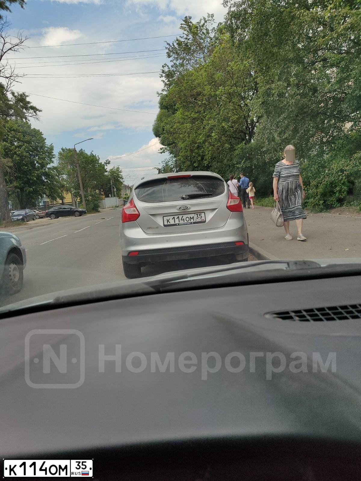 Фото автомобиля FORD FOCUS, 2011 — госномер К114ОМ35. Цвет: СЕРЕБРИСТЫЙ