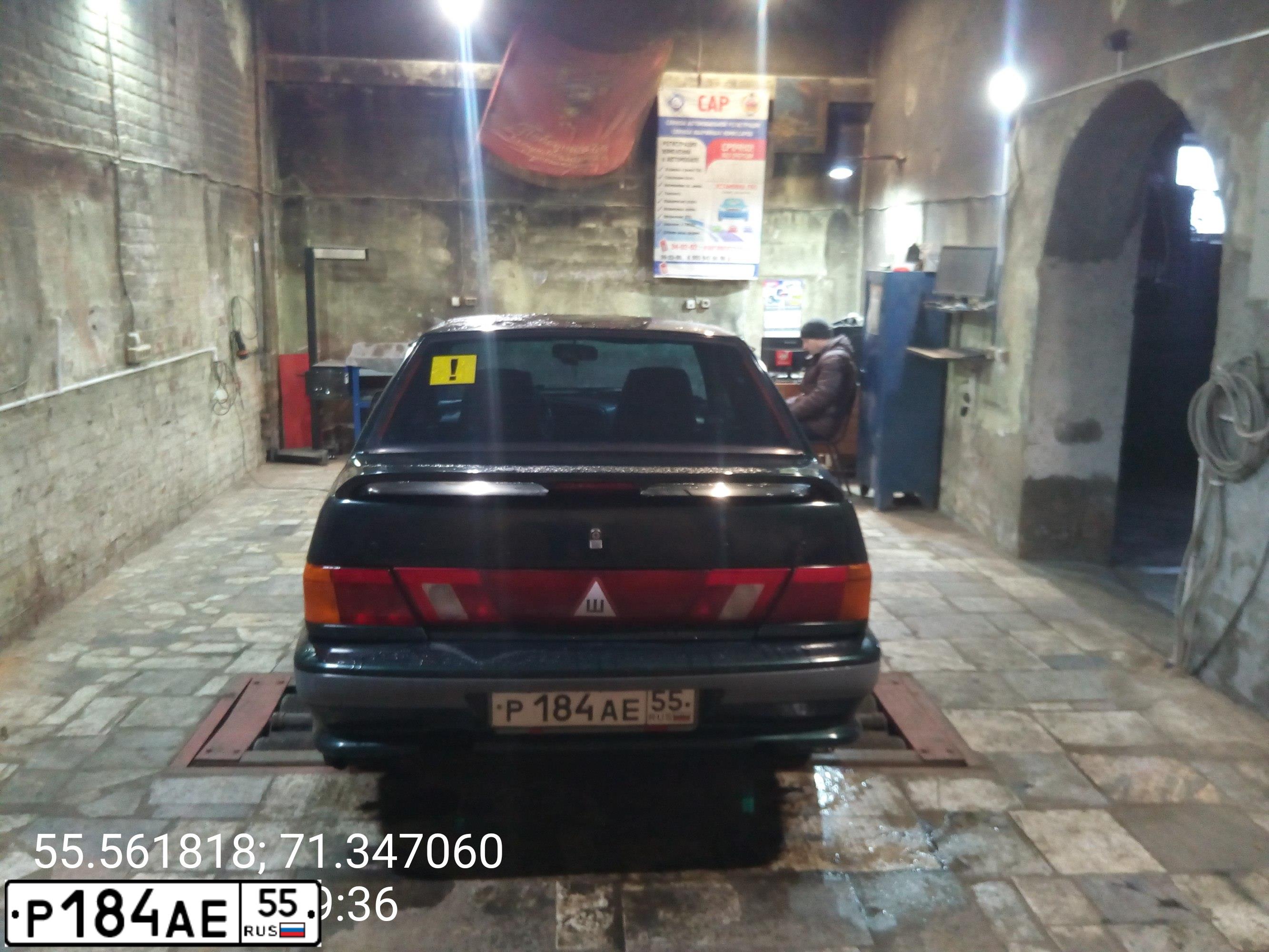 Фото автомобиля LADA 2115 SAMARA, 2002 — госномер Р184АЕ55. Цвет: Темно-зеленый