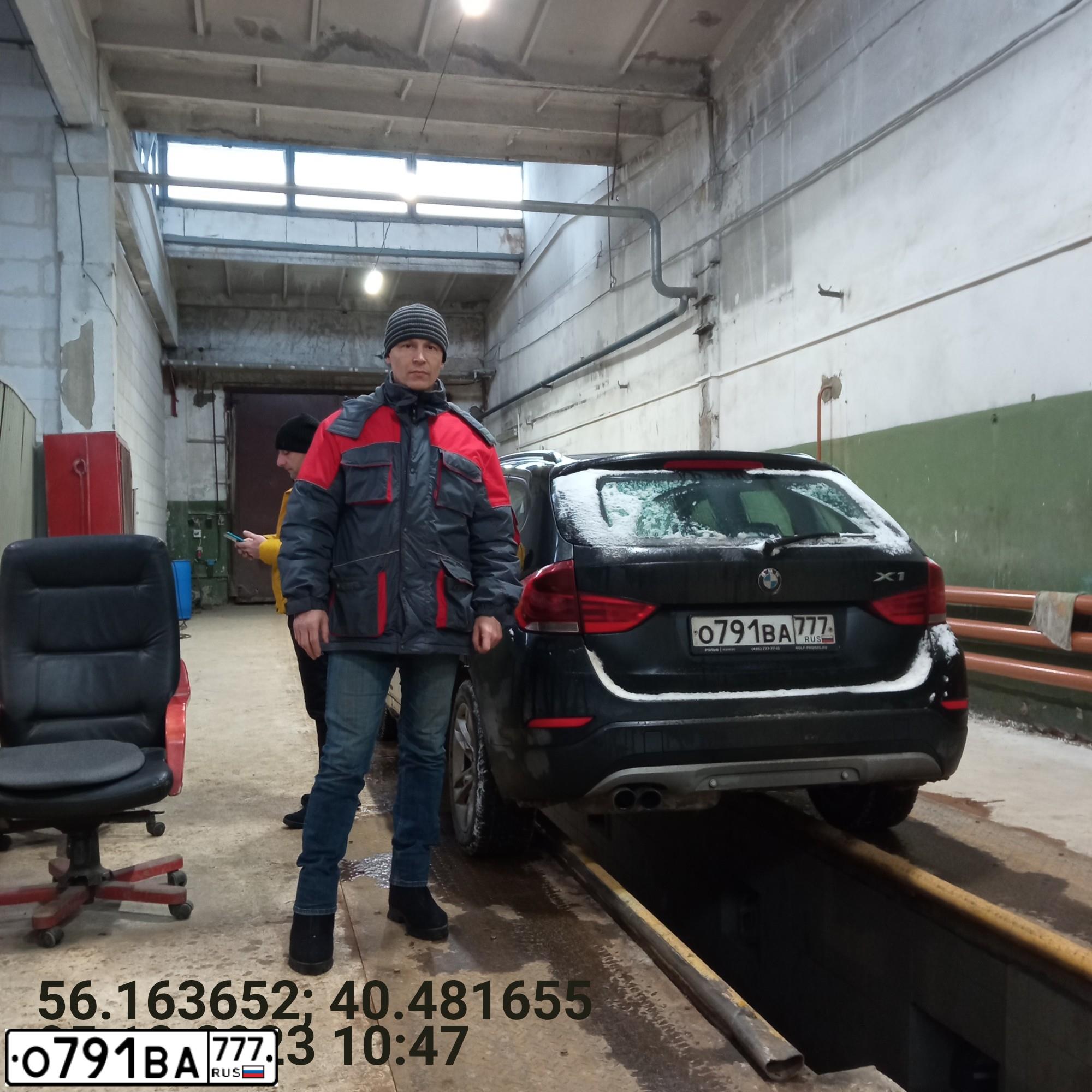 Фото автомобиля BMW X1, 2014 — госномер М138УК33. Цвет: ЧЕРНЫЙ