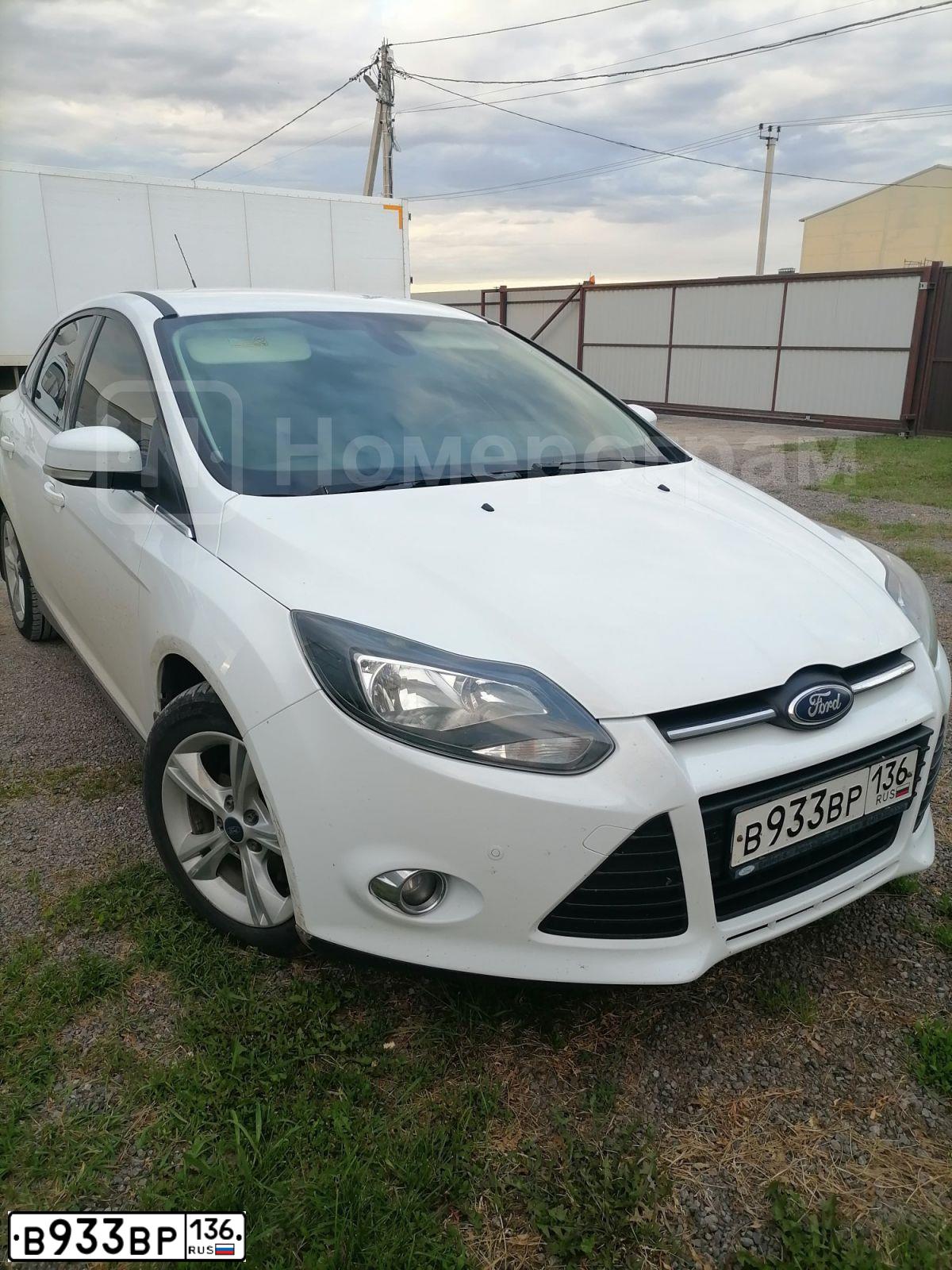 Фото автомобиля FORD FOCUS, 2013 — госномер В933ВР136. Цвет: Белый