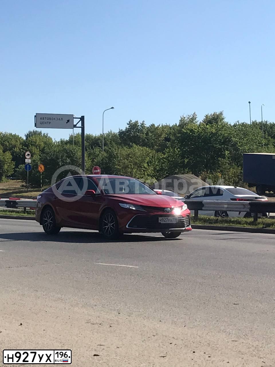 Фото автомобиля TOYOTA CAMRY, 2021 — госномер Т233СА196