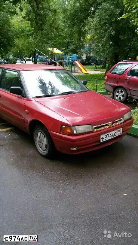 Фото автомобиля MAZDA 323, 1990 — госномер Т841ТУ750. Цвет: Красный