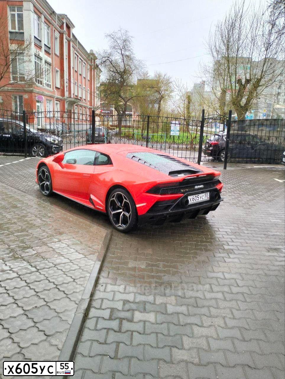 Фото автомобиля LAMBORGHINI HURACAN, 2019 — госномер О614УО799. Цвет: КРАСНО-ОРАНЖЕВЫЙ