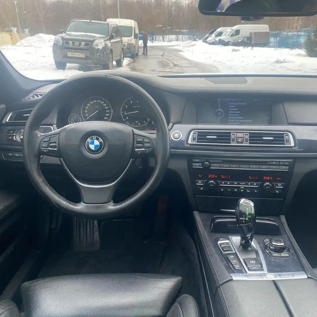 Фото автомобиля LADA 2114 SAMARA, 2002 — госномер Е988НН77. Цвет: СЕРЫЙ