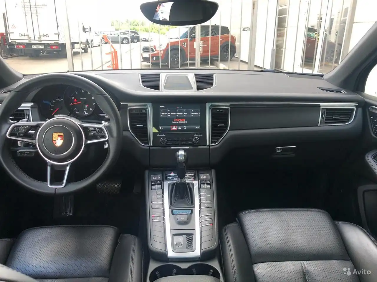 Фото автомобиля PORSCHE MACAN, 2017 — госномер О118ВР799. Цвет: синий