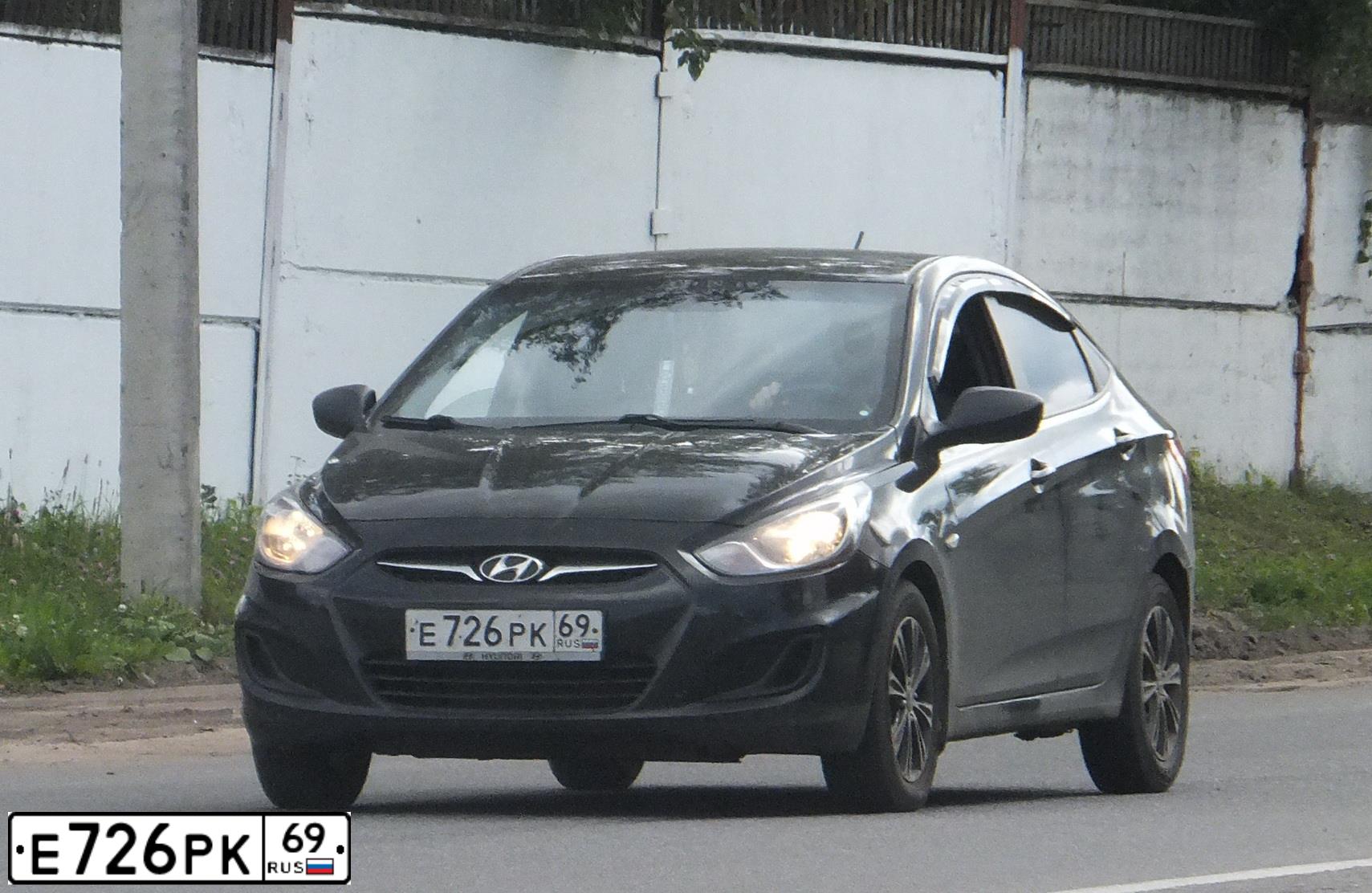 Фото автомобиля HYUNDAI SOLARIS, 2011 — госномер Е726РК69. Цвет: ЧЕРНЫЙ