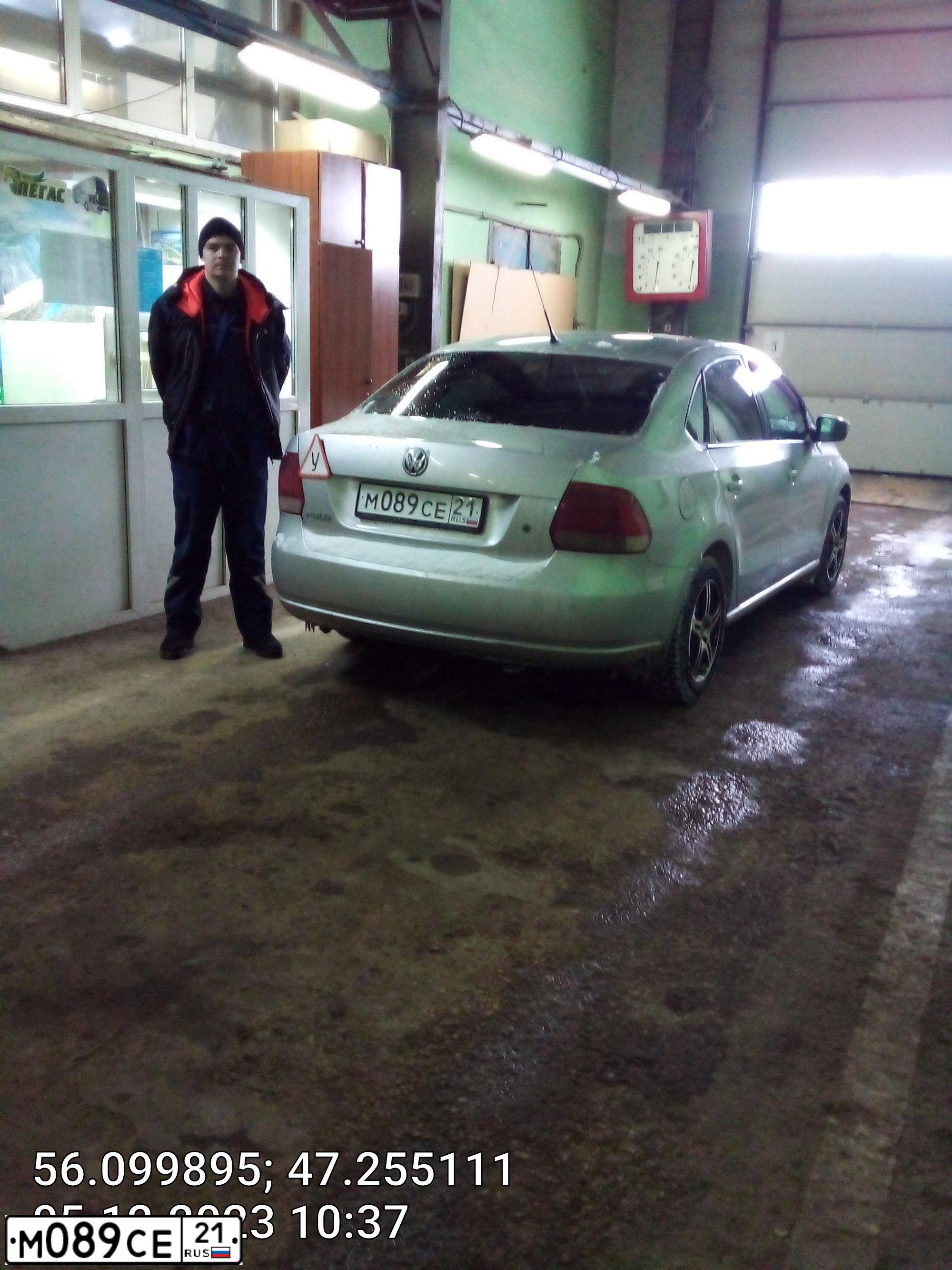 Фото автомобиля VOLKSWAGEN POLO, 2012 — госномер М089СЕ21. Цвет: Серебристый