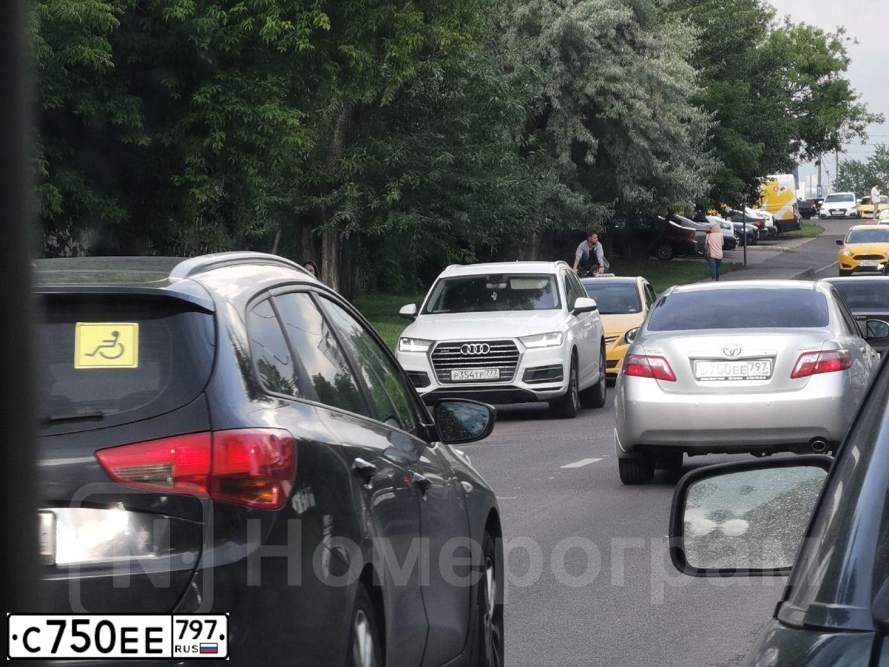 Фото автомобиля BMW X5, 2013 — госномер А038СА750. Цвет: БЕЛЫЙ