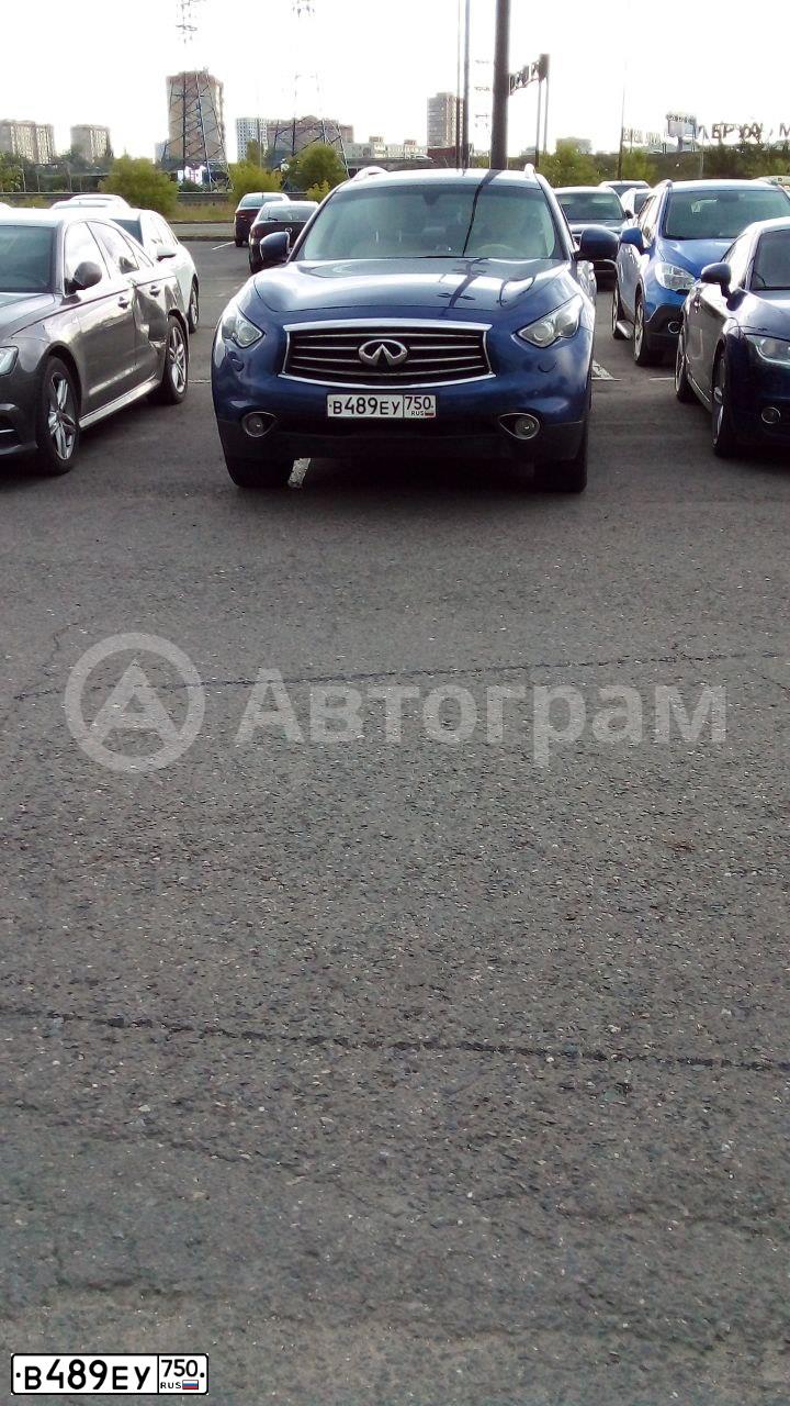 Фото автомобиля INFINITI QX70 /FX/, 2013 — госномер В489ЕУ750. Цвет: СИНИЙ