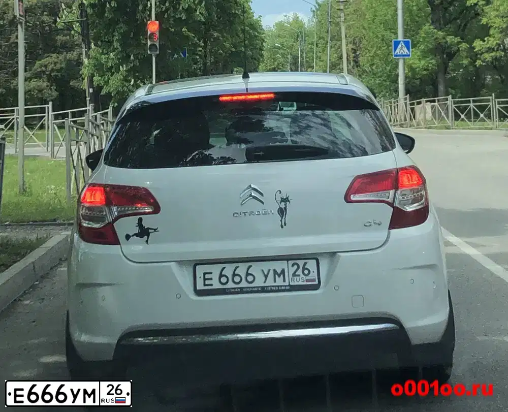 Фото автомобиля CITROEN C4, 2012 — госномер Е666УМ26. Цвет: БЕЛЫЙ