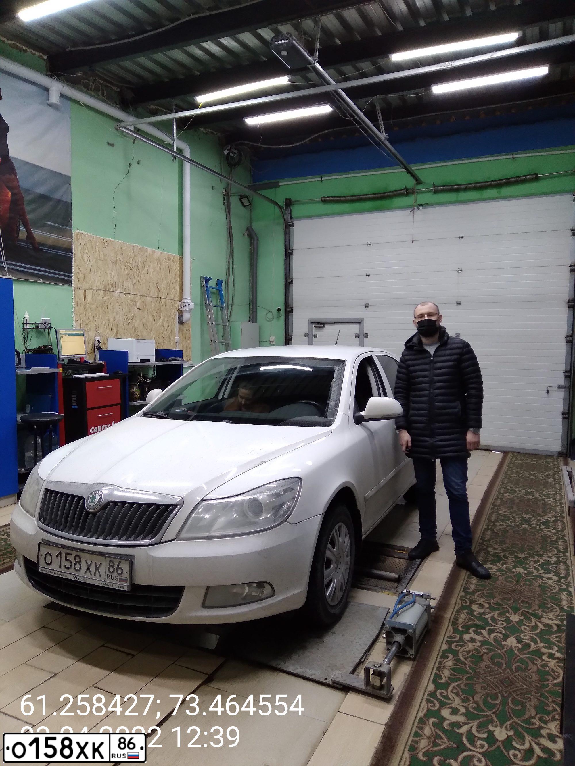 Фото автомобиля SKODA OCTAVIA, 2012 — госномер Е505НР186. Цвет: Белый