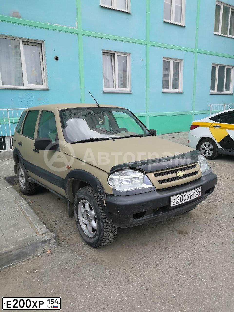 Фото автомобиля CHEVROLET T NIVA, 2006 — госномер Е200ХР154. Цвет: БЕЖЕВЫЙ