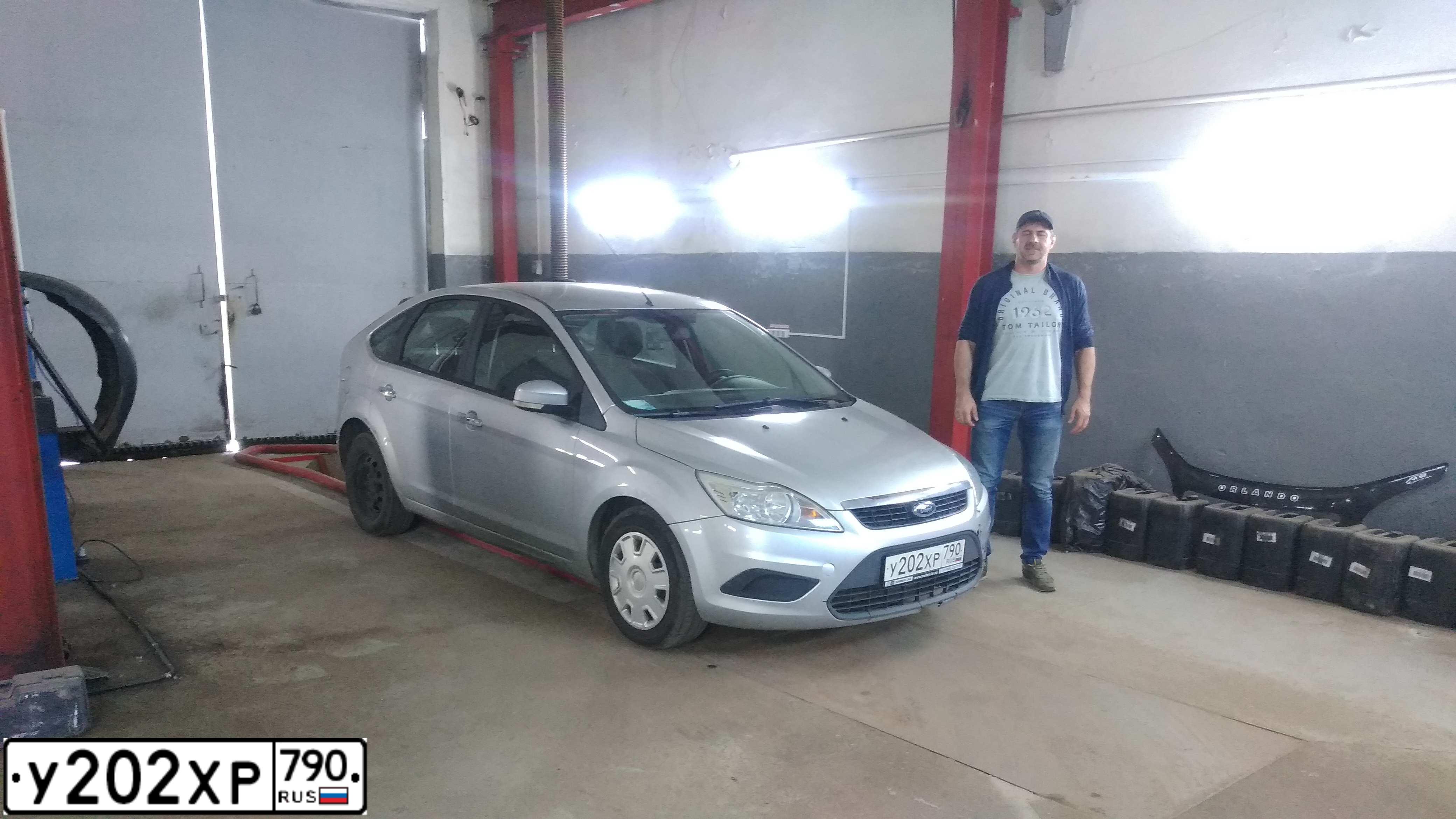 Фото автомобиля FORD FOCUS, 2010 — госномер У202ХР790. Цвет: Серебристый