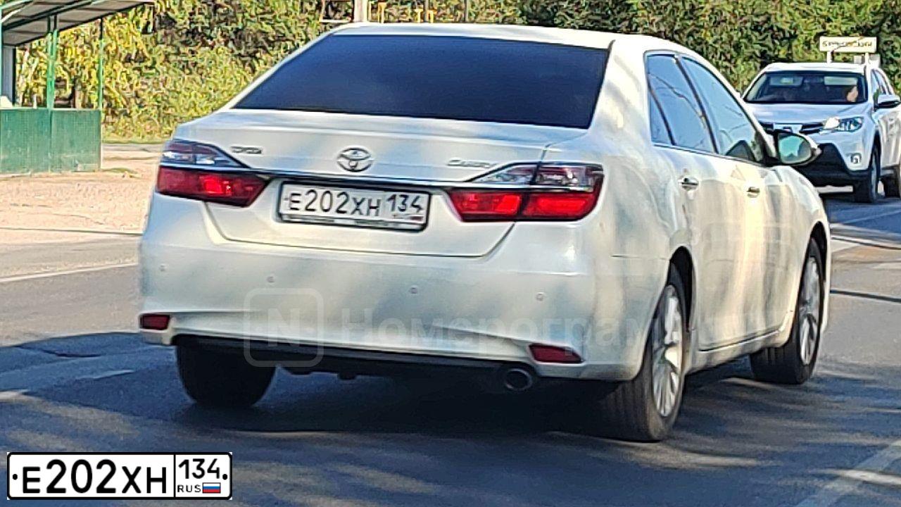 Фото автомобиля TOYOTA CAMRY, 2015 — госномер Е202ХН134. Цвет: БЕЛЫЙ ПЕРЛАМУТР