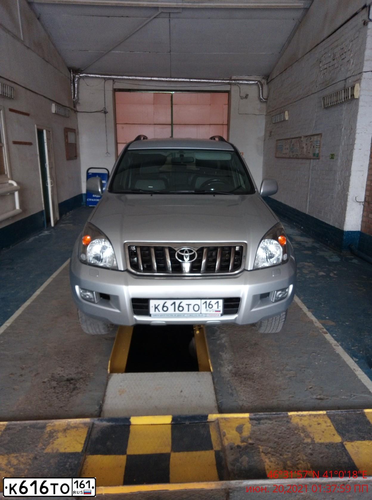 Фото автомобиля TOYOTA LANDCRUISER, 2008 — госномер К616ТО161. Цвет: Серебристый