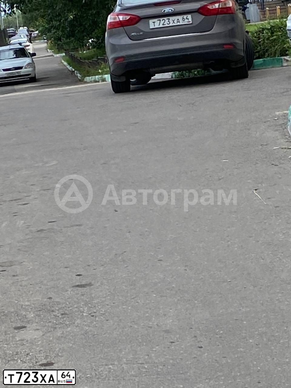 Фото автомобиля FORD D FOCUS, 2013 — госномер Т723ХА64. Цвет: СЕРО-КОРИЧНЕВЫЙ