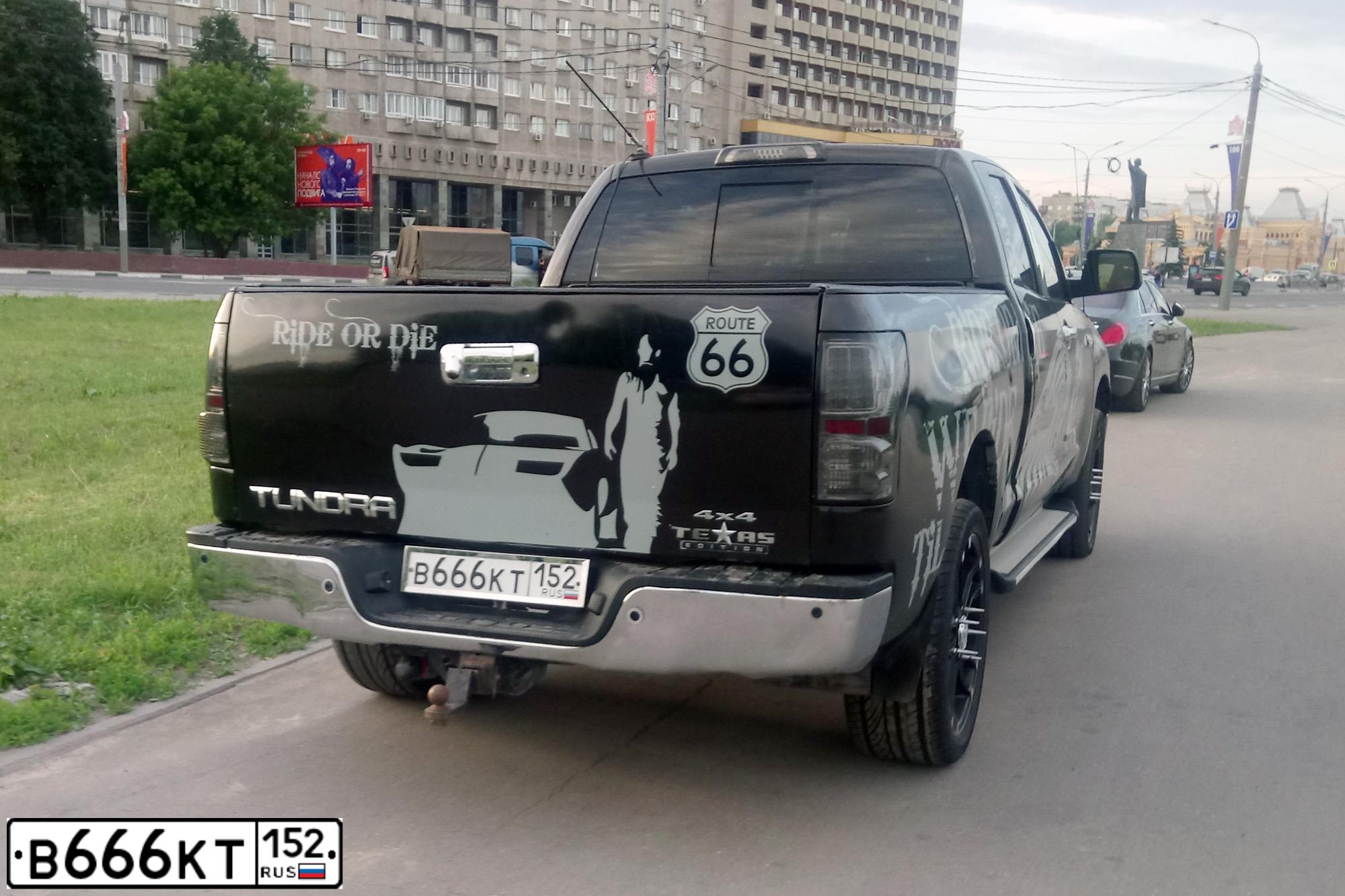 Фото автомобиля VOLKSWAGEN CARAVELLE, 2015 — госномер С018АЕ797. Цвет: КОРИЧНЕВЫЙ