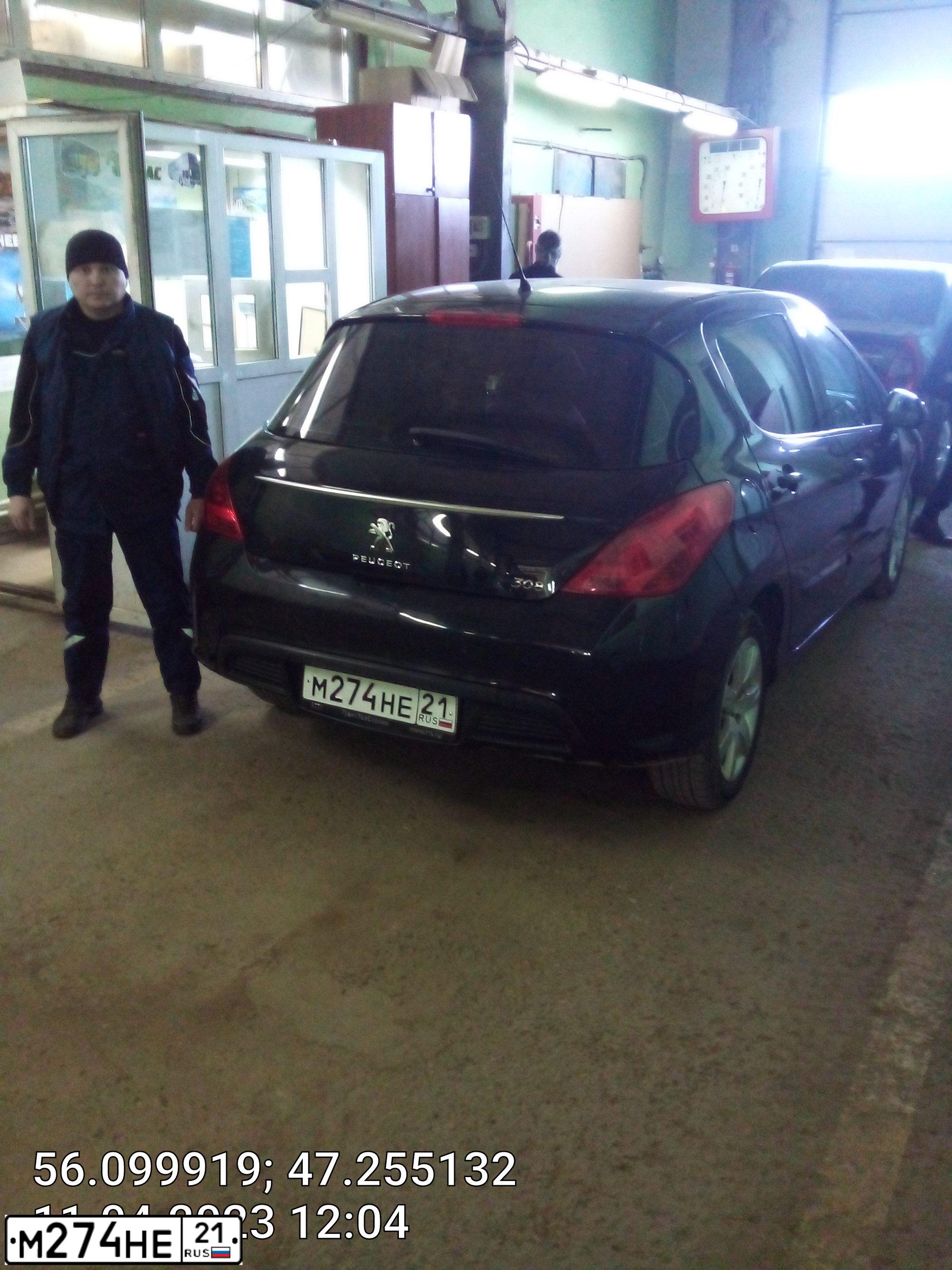 Фото автомобиля PEUGEOT 308, 2011 — госномер М274НЕ21. Цвет: ЧЕРНЫЙ
