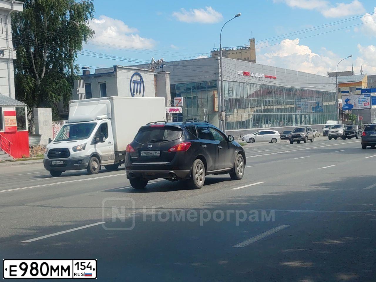 Фото автомобиля NISSAN TIIDA, 2015 — госномер Е980ММ154. Цвет: Красный