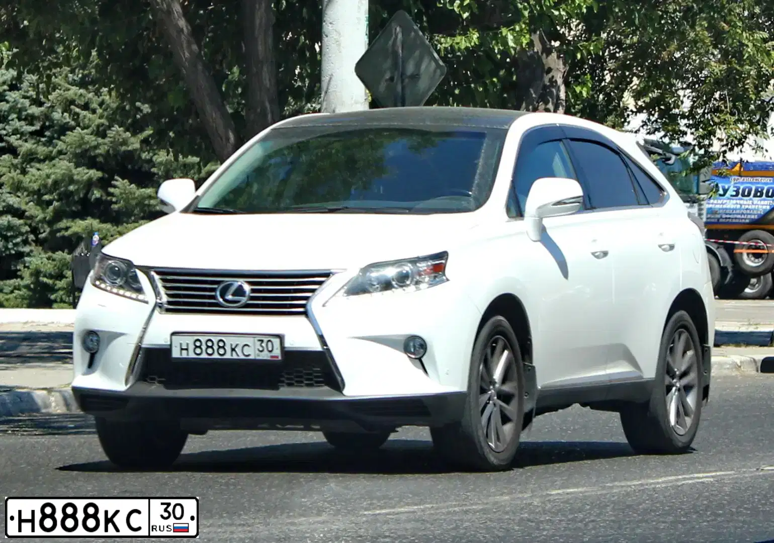 Фото автомобиля LEXUS RX, 2015 — госномер Н888КС30. Цвет: Белый