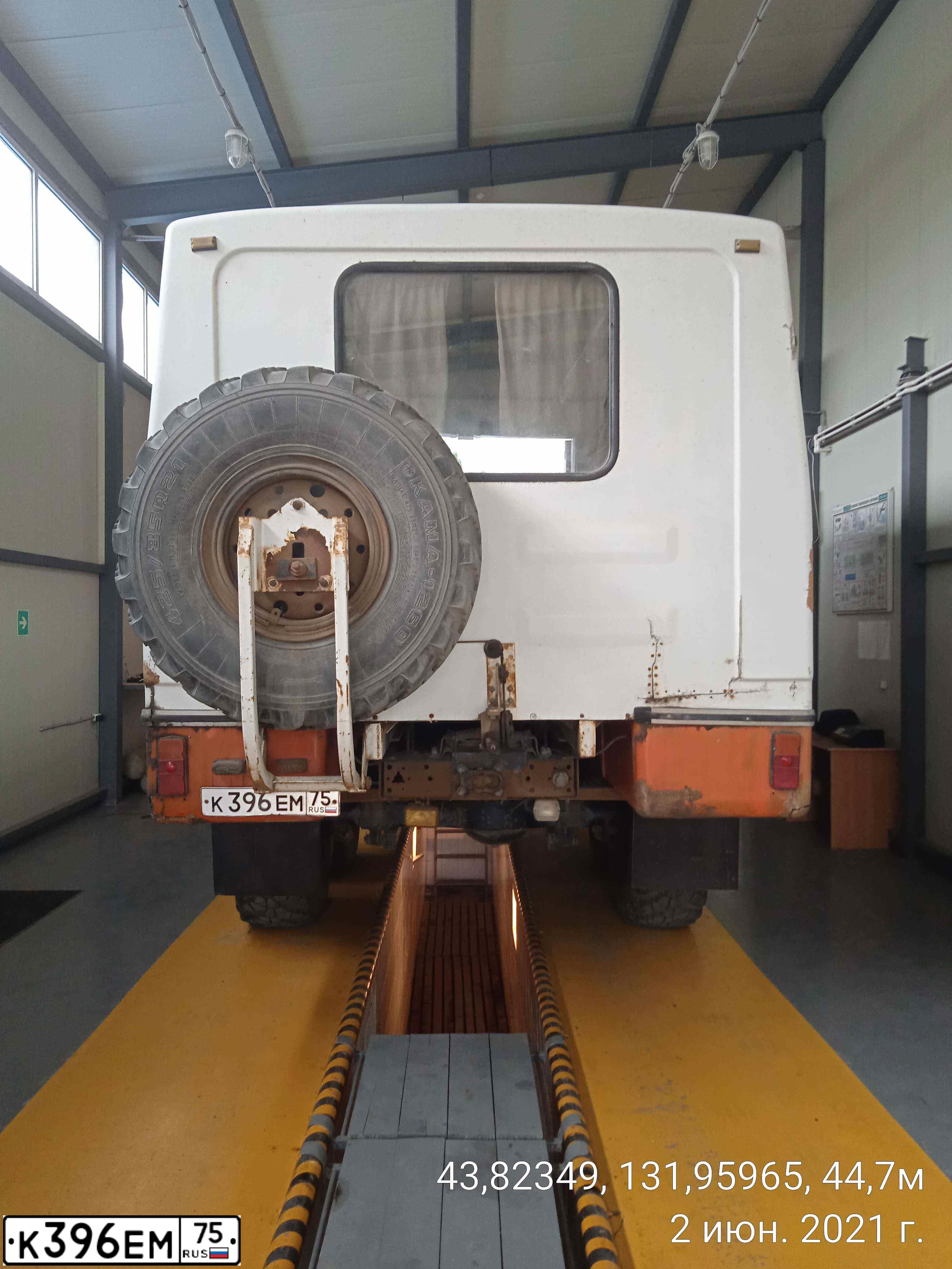 Фото автомобиля KAMAZ 65115 /6X4/, 2016 — госномер Н646МС125. Цвет: ОРАНЖЕВЫЙ