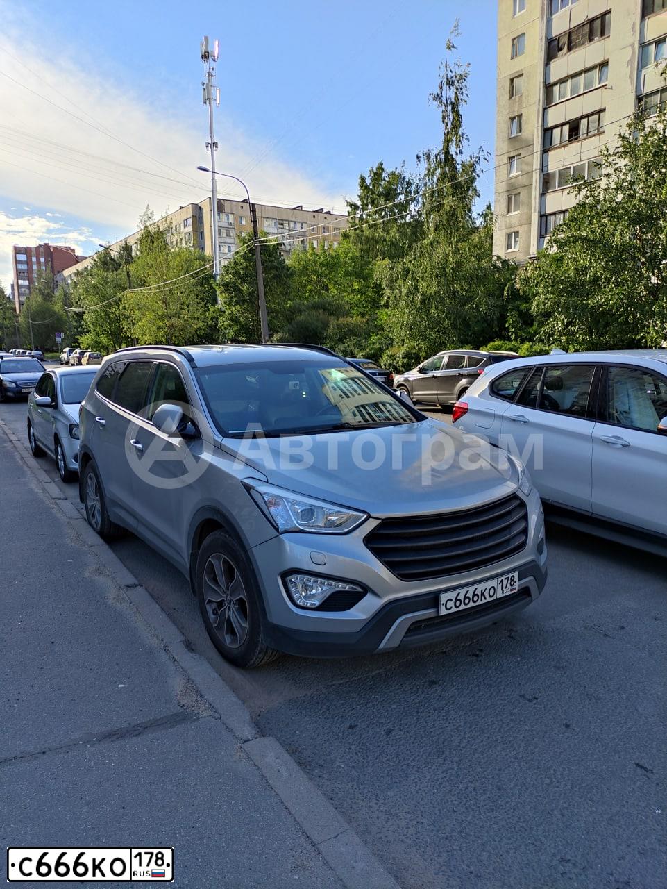 Фото автомобиля HYUNDAI GRAND SANTA FE, 2014 — госномер С666КО178. Цвет: СЕРЫЙ