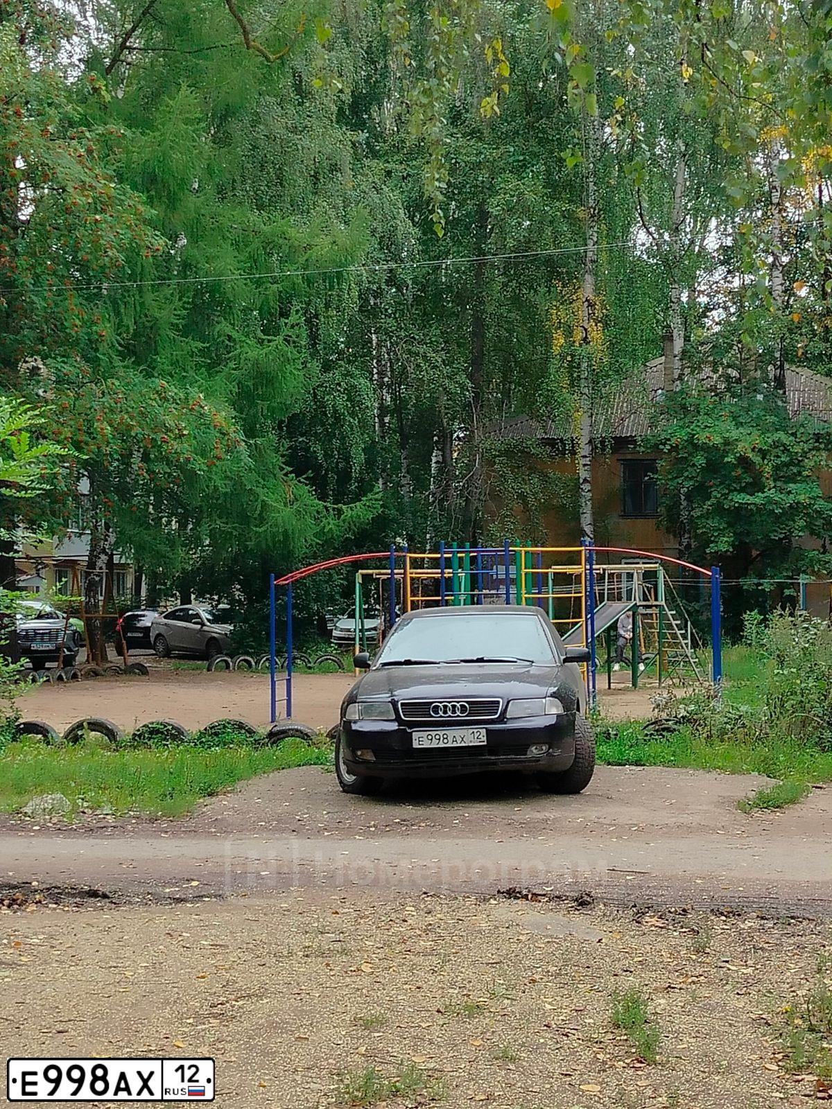 Фото автомобиля AUDI A4, 1995 — госномер Е998АХ12. Цвет: ФИОЛЕТОВЫЙ