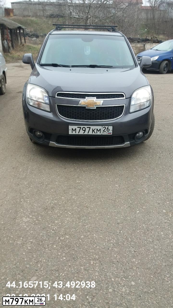 Фото автомобиля CHEVROLET ORLANDO, 2012 — госномер М797КМ26. Цвет: СЕРЫЙ