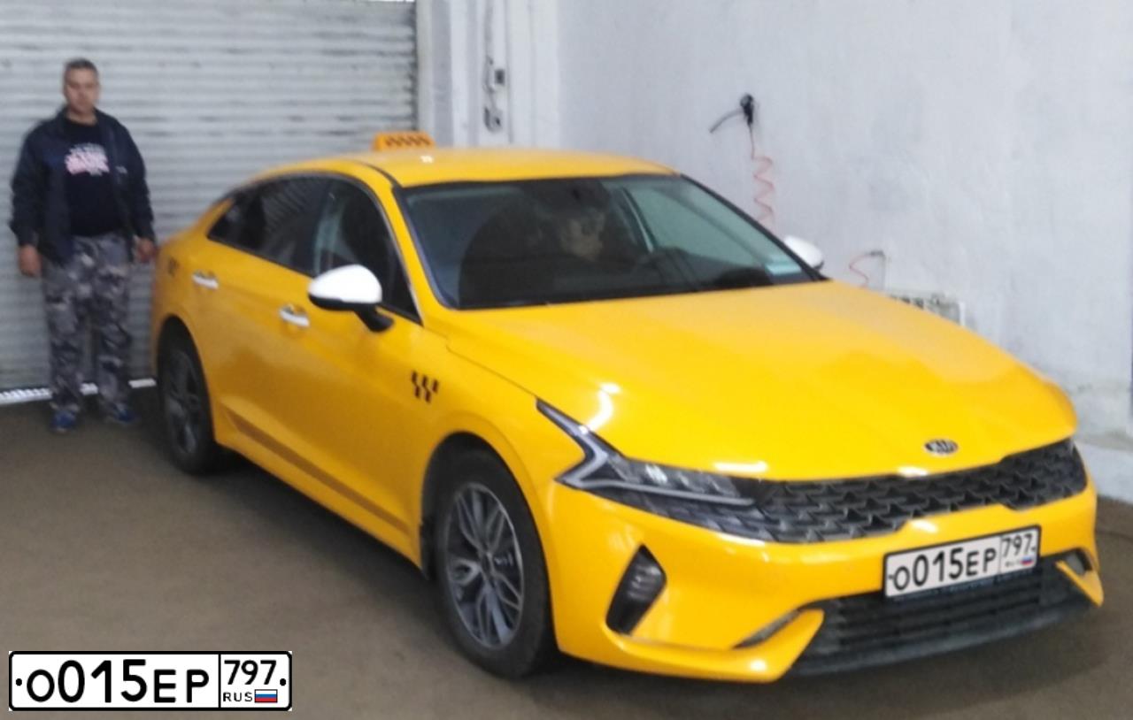 Фото автомобиля KIA K5, 2021 — госномер О015ЕР797. Цвет: ЖЕЛТЫЙ