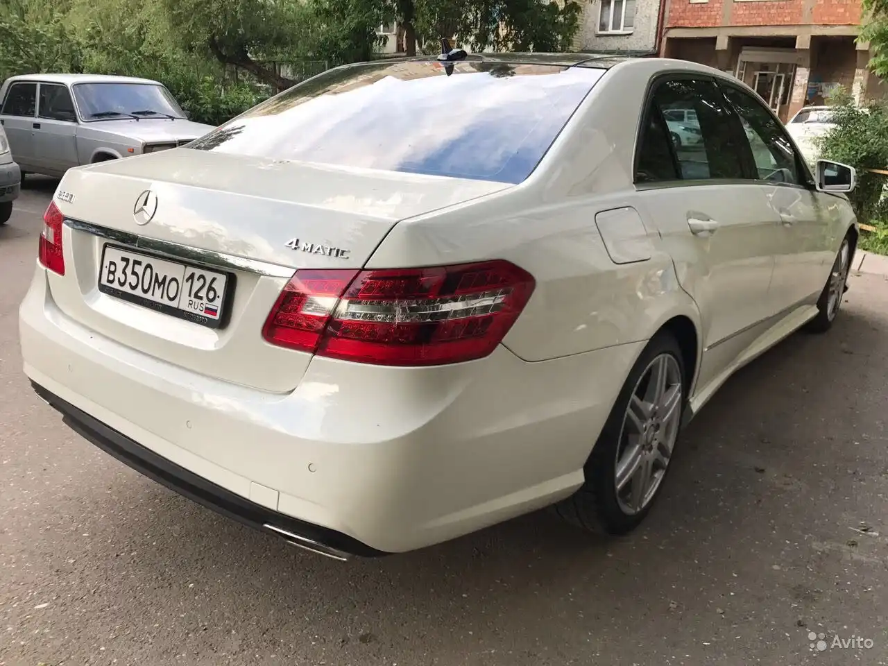 Фото автомобиля MERCEDES E-KLASSE, 2010 — госномер О550ОС05. Цвет: Белый