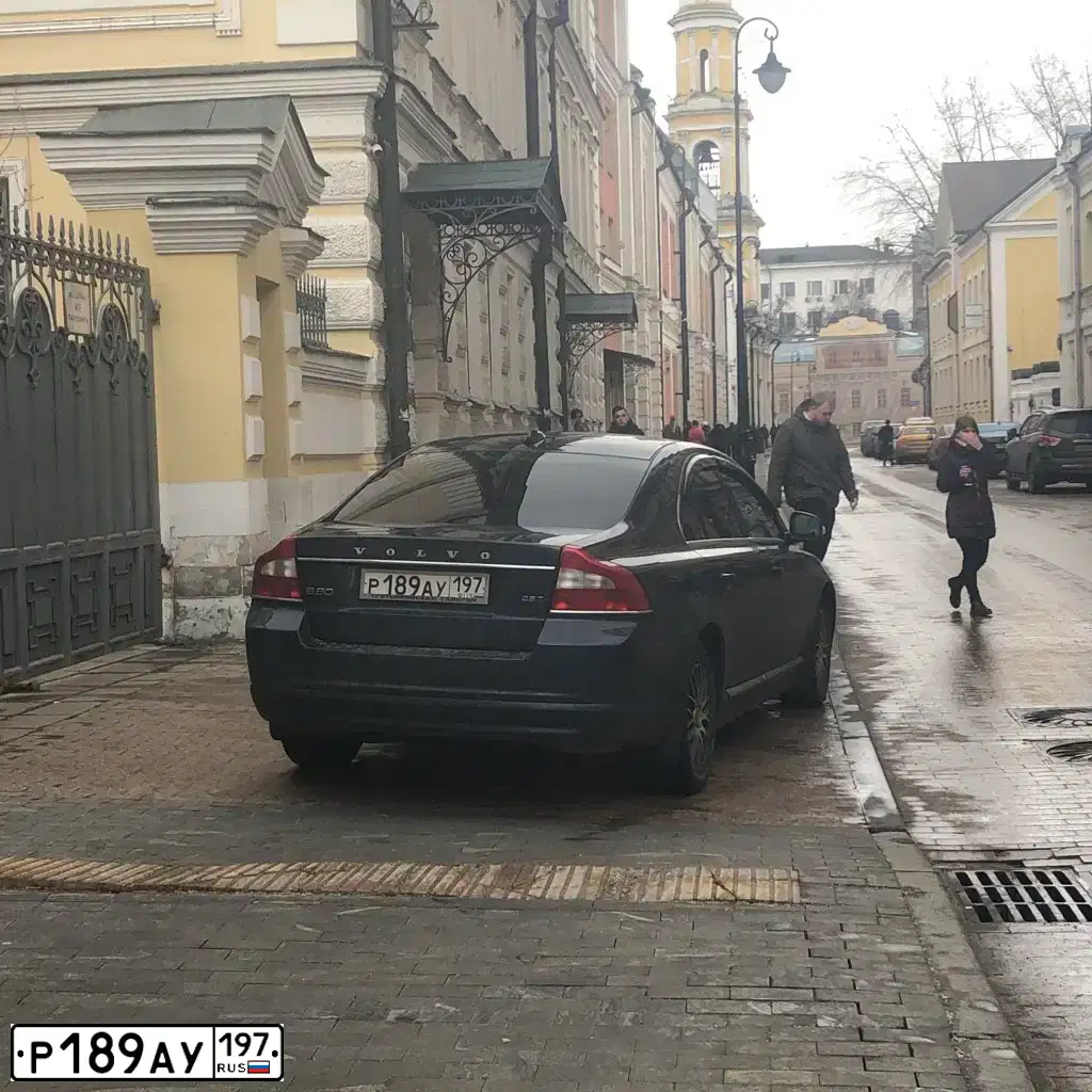Фото автомобиля VOLVO S80, 2010 — госномер Р189АУ197. Цвет: СИНИЙ